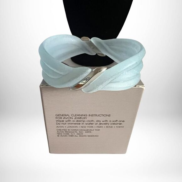 1989 Blue Lucite Bangle Bracelet Avon Frosted Coolers - Size Large - NIB - Picture 3 of 3